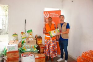 Remise de dons de M. Pierre Velut, Représentant Résident de la Fondation Raoul Follereau en Côte d'Ivoire, au Niger et au Burkina Faso